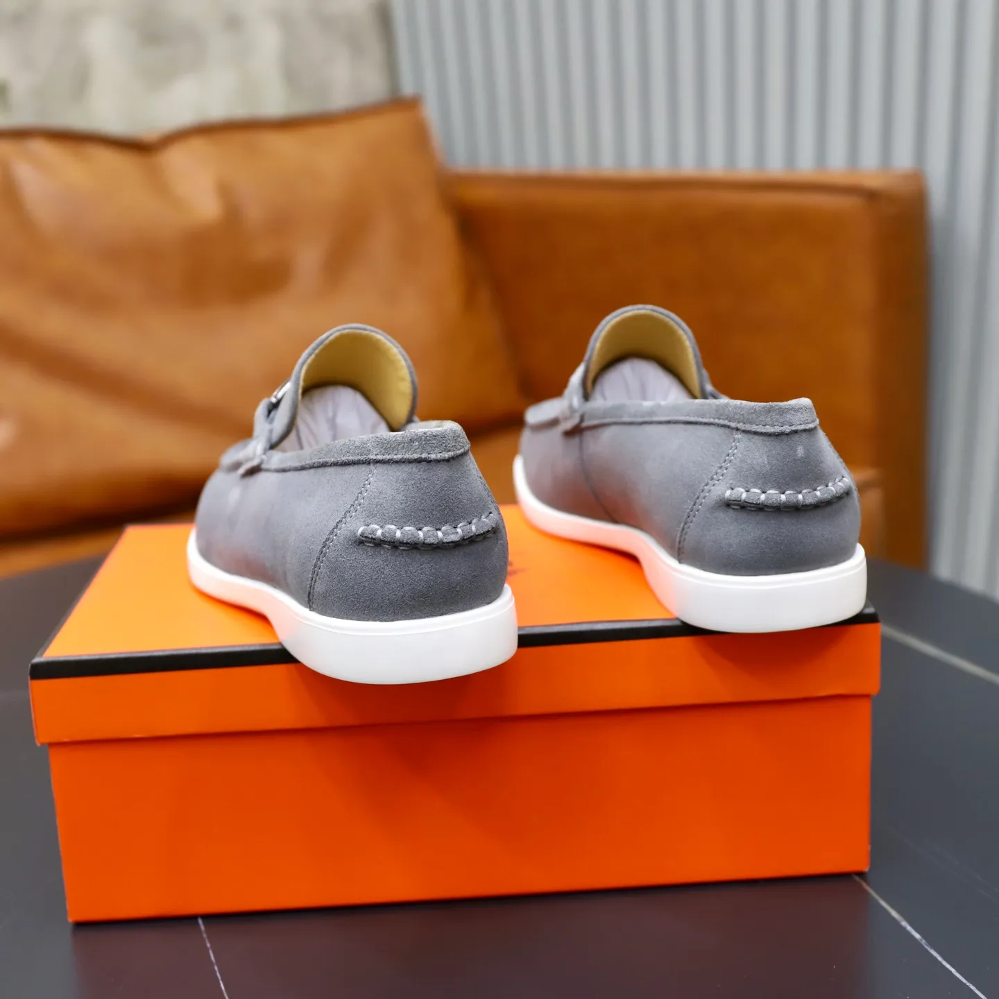 Ex-factory price: 540💰Hermès/Hermès slip-on men's shoes. This shoe is made of imported cow suede leather, with simple and smooth lines, and a 3CM rubber foam ultra-light sole combined with aerodynamic design! Youthful and fashionable, H button decoration, contrasting leather embellishment on the heel, calf lining to gently wrap your feet, with embossed logo cowhide feet, leather rock strips, casual and urban style, highlighting youthful vitality, sports and leisure version, super versatile Size number: 38-39-40-41-42-43-44 Standard leather shoe size (45 can be customized but does not support returns)